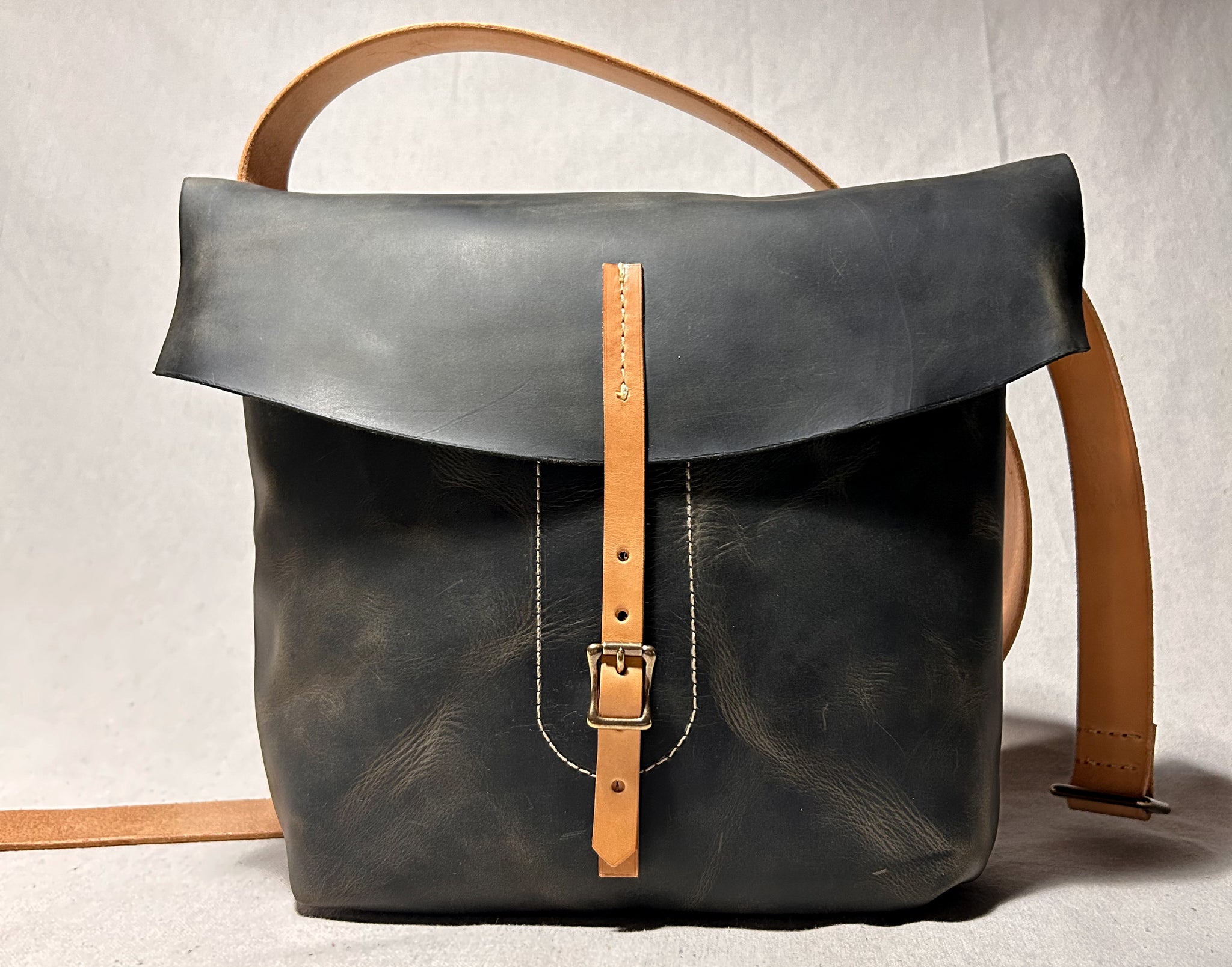 EMBOSSED LEATHER HAVERSACK Mサイズ SETUP7｜YOUNG&OLSEN/EMBOSSED LEATHER HAVERSACK M トート